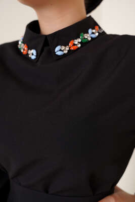 Yakası Renkli Taş Süslemeli Elbise Siyah - Thumbnail