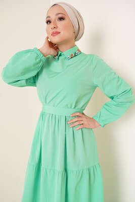 Yakası Renkli Taş Süslemeli Elbise Yeşil - Thumbnail