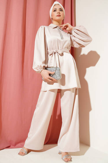Yakası Taşlı Kuşaklı Saten İkili Takım Bej - İkili Takım