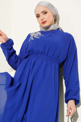 Yakası Taşlı Kuşaklı Şifon Elbise Saks - Tesettür Elbise