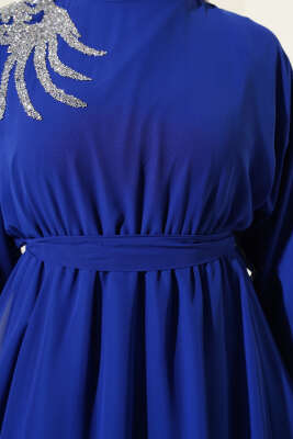 Yakası Taşlı Kuşaklı Şifon Elbise Saks - Tesettür Elbise