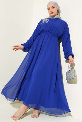 Yakası Taşlı Kuşaklı Şifon Elbise Saks - Tesettür Elbise