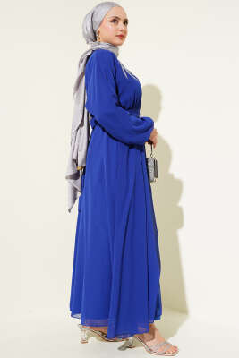 Yakası Taşlı Kuşaklı Şifon Elbise Saks - Tesettür Elbise