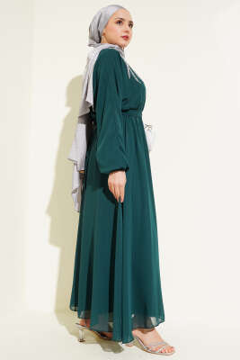 Yakası Taşlı Kuşaklı Şifon Elbise Zümrüt Yeşili - Tesettür Elbise