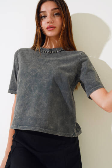 Yakası Taşlı Yıkamalı T-shirt Antrasit - Yeni Giyim