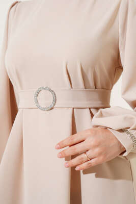 Yakası ve Bileği Taşlı Elbise Bej - Tesettür Elbise