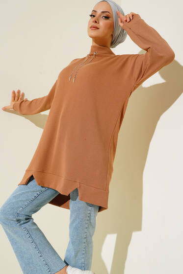 Yakası Zincir Süslemeli Burgu Tunik Camel - Tunik