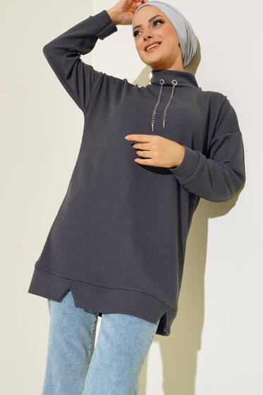 Yakası Zincir Süslemeli Burgu Tunik Füme - Tunik