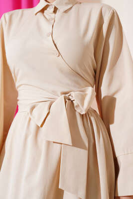 Yan Bağlamalı Yarım Çapraz Düğmeli Elbise Bej - Tesettür Elbise