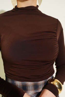 Yan Büzgülü Dik Yaka Sandy Bluz Kahve - Yılın Fırsatı