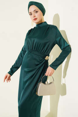 Yan Büzgülü Gold Tokalı Saten Abiye Zümrüt Yeşili - Elbise