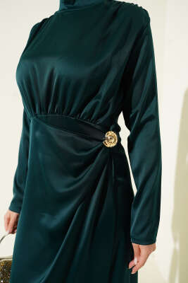Yan Büzgülü Gold Tokalı Saten Abiye Zümrüt Yeşili - Elbise
