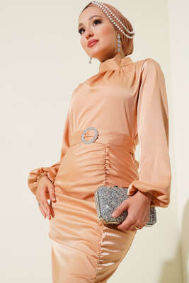 Yan Büzgülü Saten Balık Elbise Latte - Tesettür Elbise