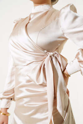 Yandan Bağlamalı Saten Elbise Bej - Tesettür Elbise