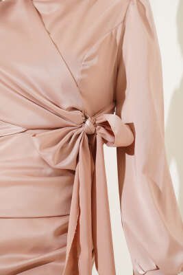 Yandan Bağlamalı Saten Elbise Pudra - Tesettür Elbise