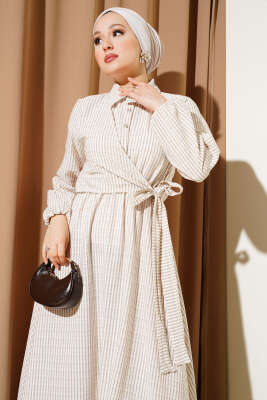 Yandan Bağlamalı Taş Düğmeli Gofre Elbise Bej - Tesettür Elbise