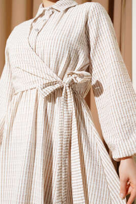 Yandan Bağlamalı Taş Düğmeli Gofre Elbise Bej - Tesettür Elbise