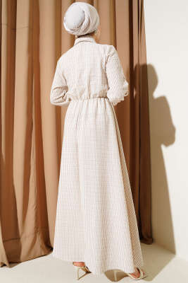 Yandan Bağlamalı Taş Düğmeli Gofre Elbise Bej - Tesettür Elbise