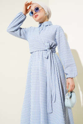 Yandan Bağlamalı Taş Düğmeli Gofre Elbise Mavi - Tesettür Elbise