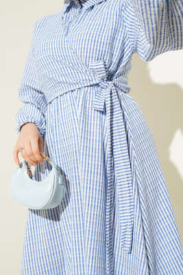 Yandan Bağlamalı Taş Düğmeli Gofre Elbise Mavi - Tesettür Elbise