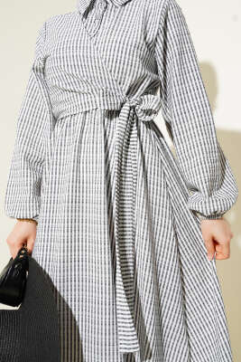 Yandan Bağlamalı Taş Düğmeli Gofre Elbise Siyah - Tesettür Elbise