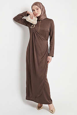 Yandan Bronşlu Büzgülü Elbise Kahve - ZAMANE (QSS)