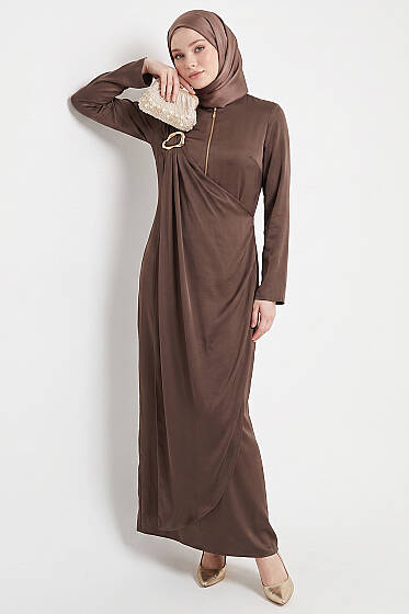 Yandan Bronşlu Büzgülü Elbise Kahve - Elbise