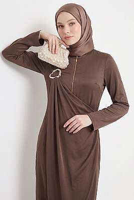 Yandan Bronşlu Büzgülü Elbise Kahve - Elbise