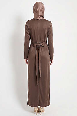 Yandan Bronşlu Büzgülü Elbise Kahve - Elbise