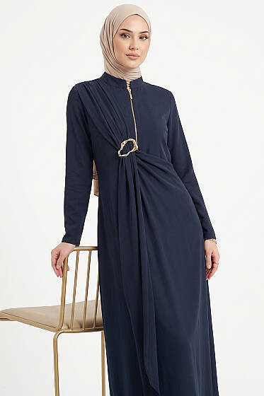 Yandan Bronşlu Büzgülü Elbise Lacivert - Elbise
