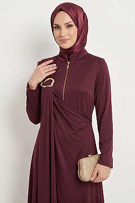 Yandan Bronşlu Büzgülü Elbise Mürdüm - Elbise