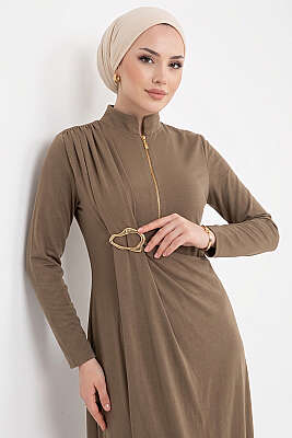 Yandan Bronşlu Büzgülü Elbise Vizon - Elbise