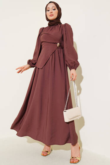 Yandan Bronşlu Elbise Kahve - Elbise