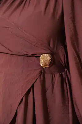 Yandan Bronşlu Elbise Kahve - Tesettür Elbise