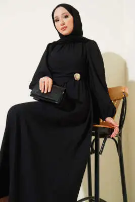 Yandan Bronşlu Elbise Siyah - Tesettür Elbise