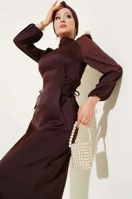 Yanları Çapraz İp Bağlamalı Saten Elbise Acı Kahve - Tesettür Elbise