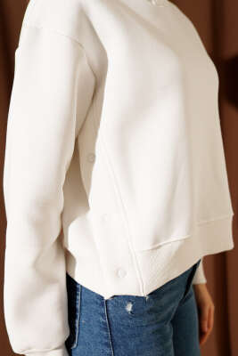 Yanları Çıtçıtlı Şardonlu Sweatshirt Ekru - Kadın Giyim Modelleri