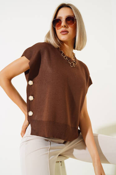 Yanları Düğmeli Yaka Fırfırlı Triko Süveter Kahve - Triko