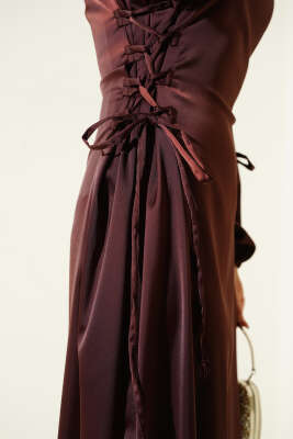 Yanları İp Bağcık Detaylı Saten Elbise Kahve - Tesettür Elbise