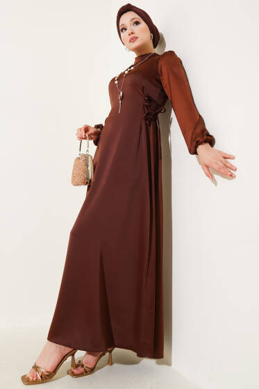 Yanları İp Bağcıklı Saten Elbise Kahve - Elbise