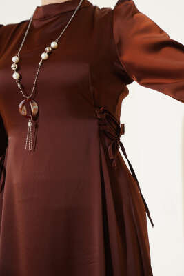Yanları İp Bağcıklı Saten Elbise Kahve - Tesettür Elbise