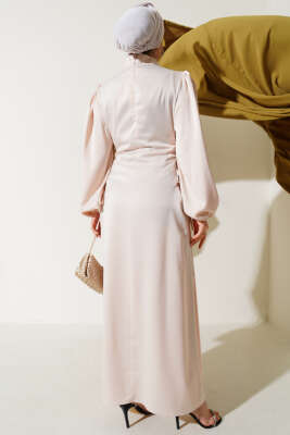 Yanları İp Bağlamalı Saten Elbise Bej - Tesettür Elbise