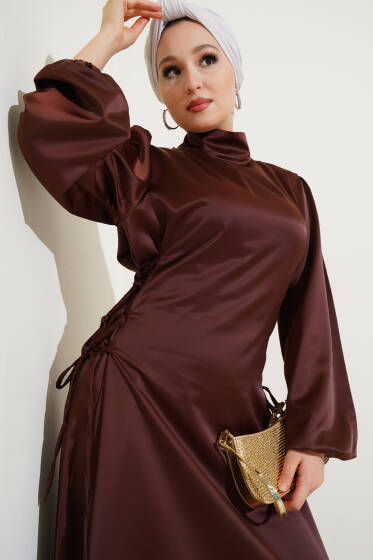 Yanları İp Bağlamalı Saten Elbise Kahve - Elbise
