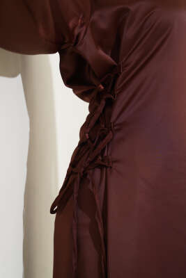 Yanları İp Bağlamalı Saten Elbise Kahve - Tesettür Elbise