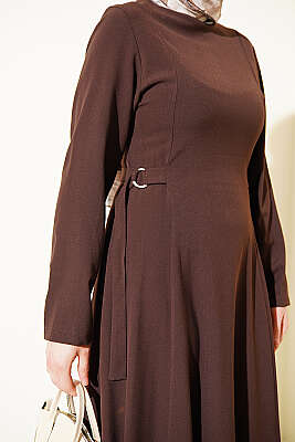 Yanları Tokalı Pensli Elbise Kahve - Elbise