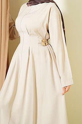 Yanları Tokalı Pensli Tensel Elbise Bej - Elbise