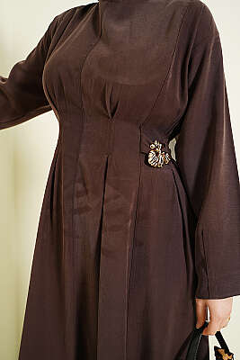 Yanları Tokalı Pensli Tensel Elbise Kahve - Elbise