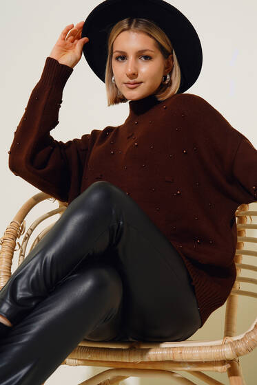 Yarım Boğazlı İncili Kısa Kazak Kahve - Kadın Giyim Modelleri