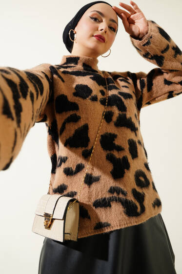 Yarım Boğazlı Leopar Desen Triko Kazak Latte - Triko Kazak