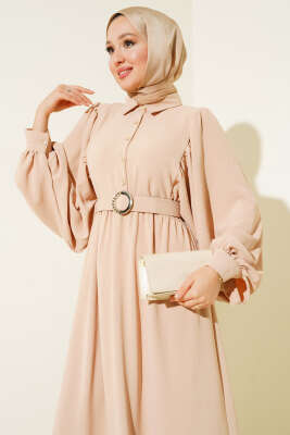Yarım Düğmeli Balon Kol Kemerli Elbise Bej - Tesettür Elbise